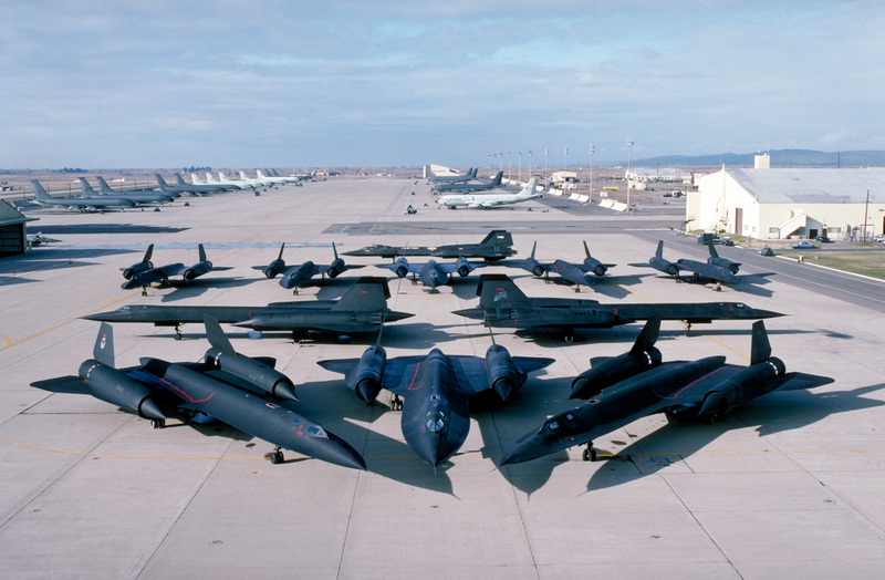 Illustration for article titled Fascinating photos reveal how they built the SR-71 Blackbird